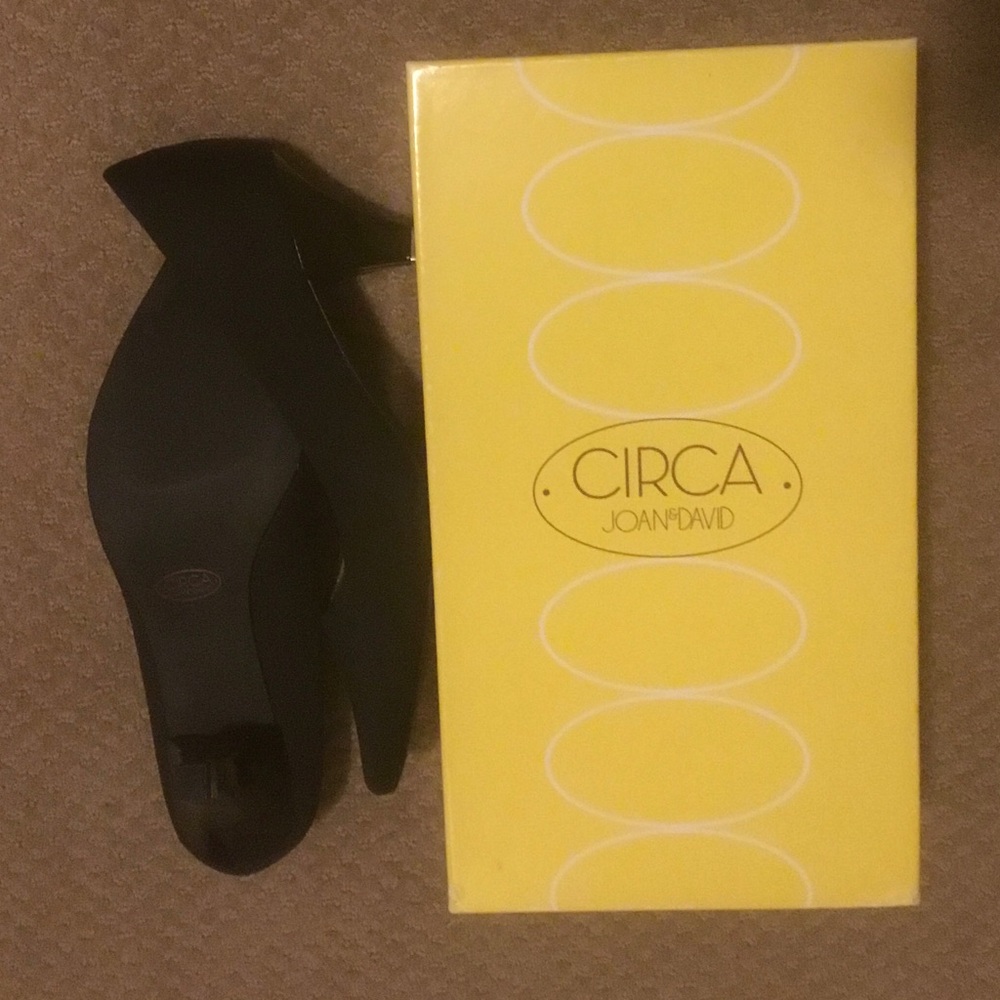 Joan & David Shoes - Picture 2 of 3